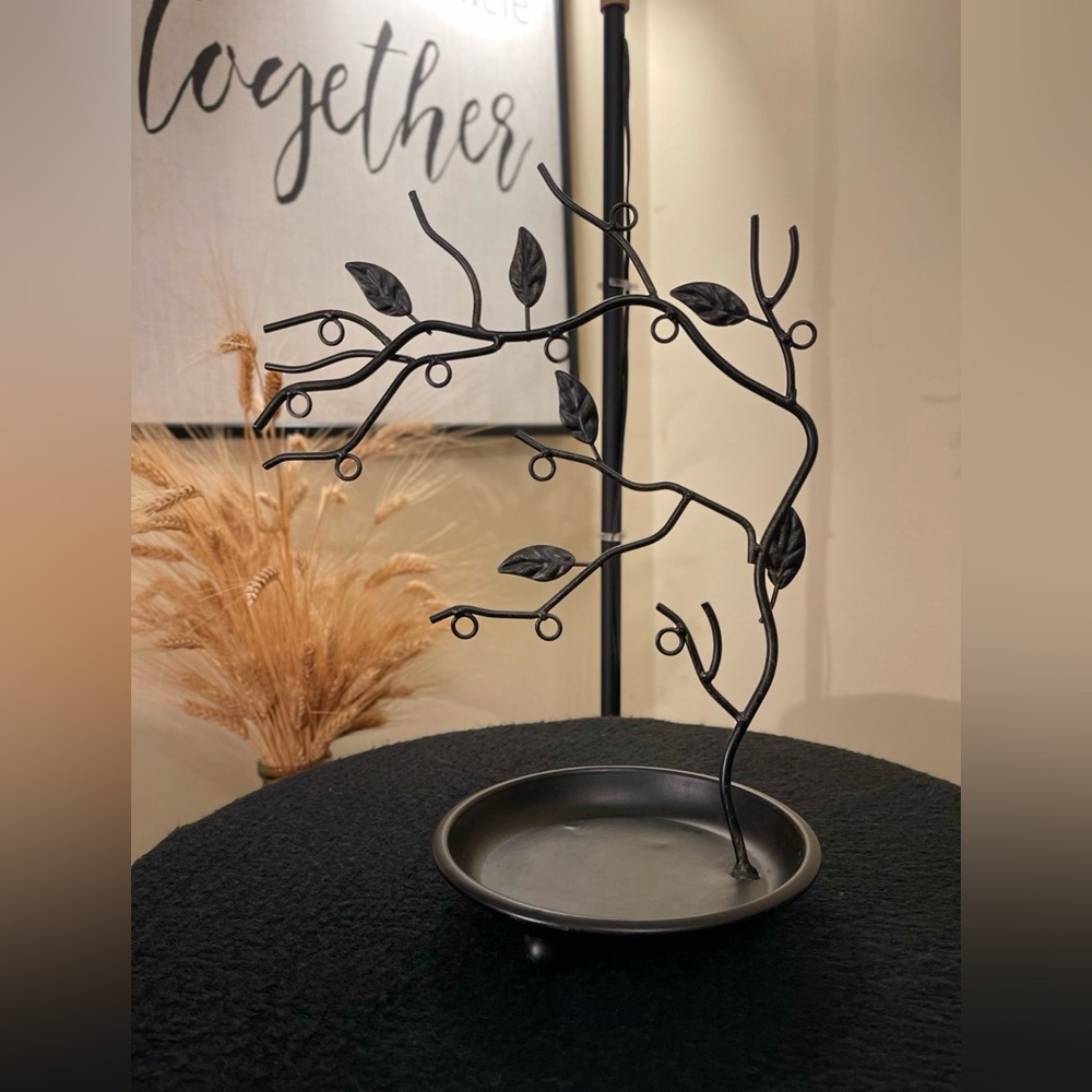 Black Metal Jewelry Organizer Stand